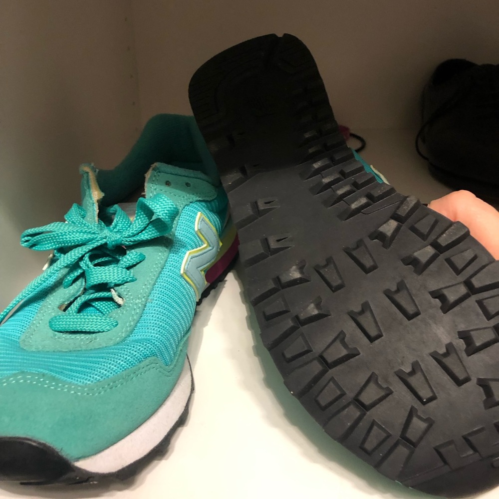Woman’s new balance sneakers - Picture 3 of 5